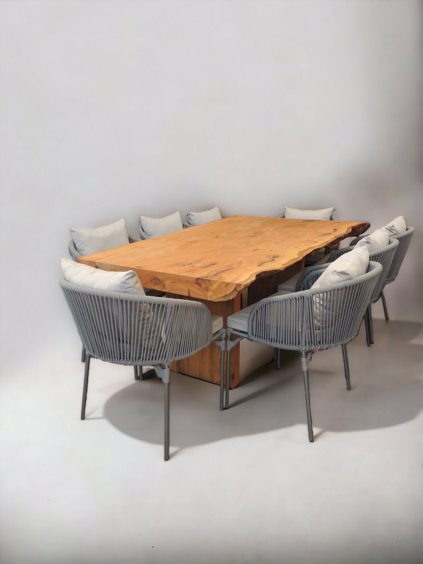 Conjunto Mesa de Jantar Pequia madeira maciça e cadeiras de alumínio e corda náutica