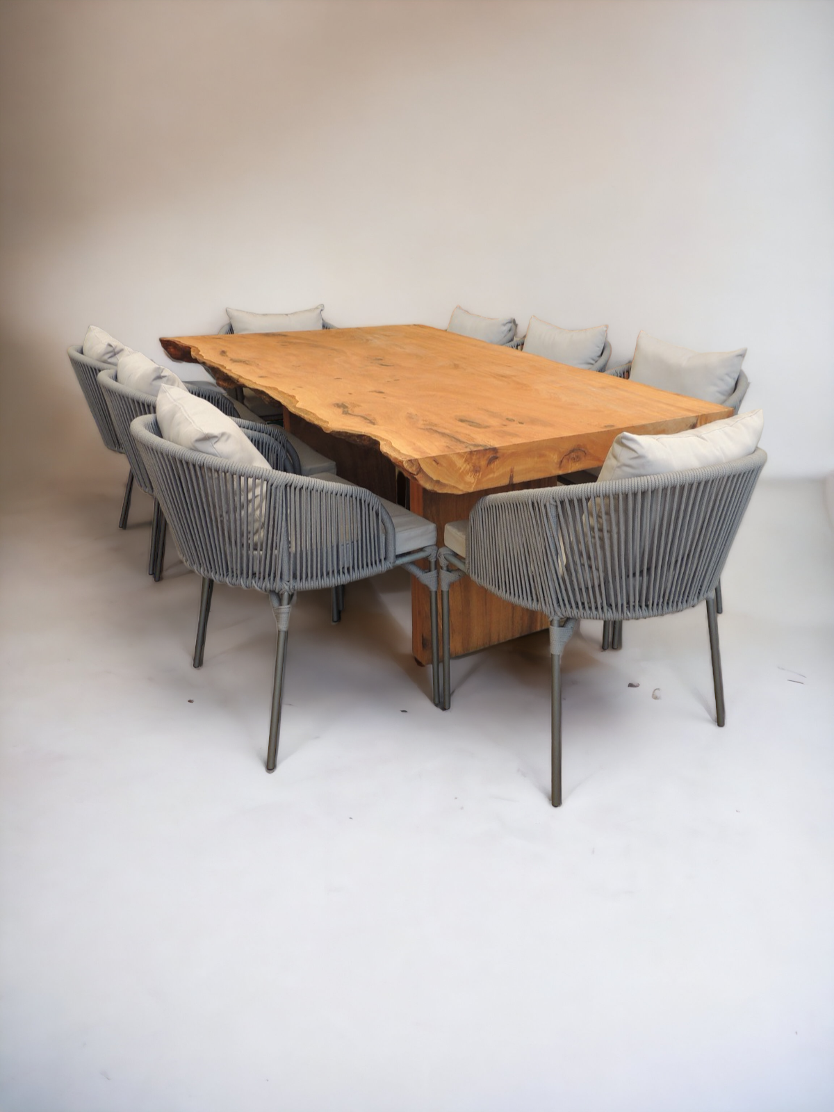 Conjunto Mesa de Jantar Pequia madeira maciça e cadeiras de alumínio e corda náutica