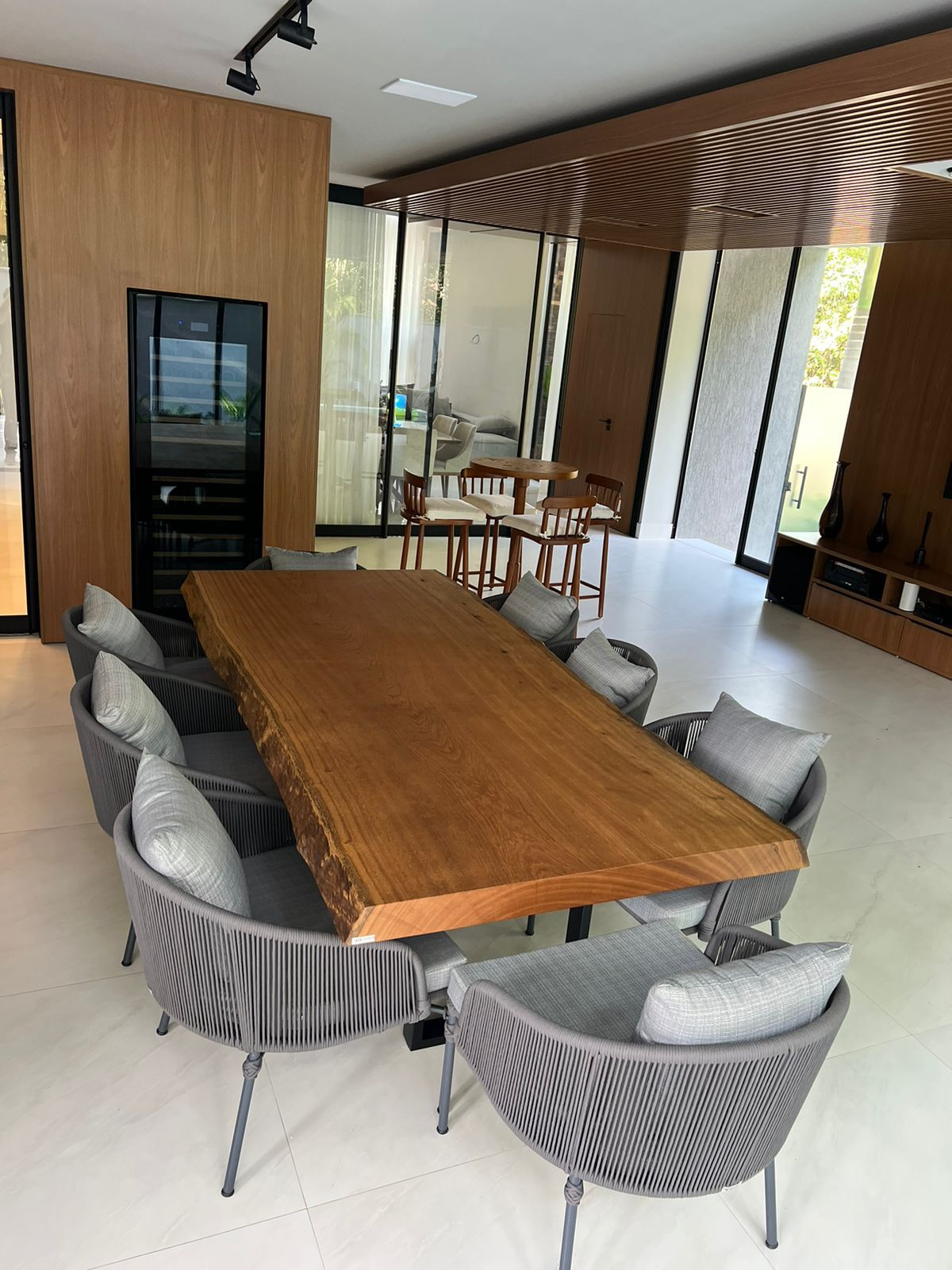 Conjunto Mesa de jantar Pequiá 220x90cm + 8 Cadeiras Veronas Cinza