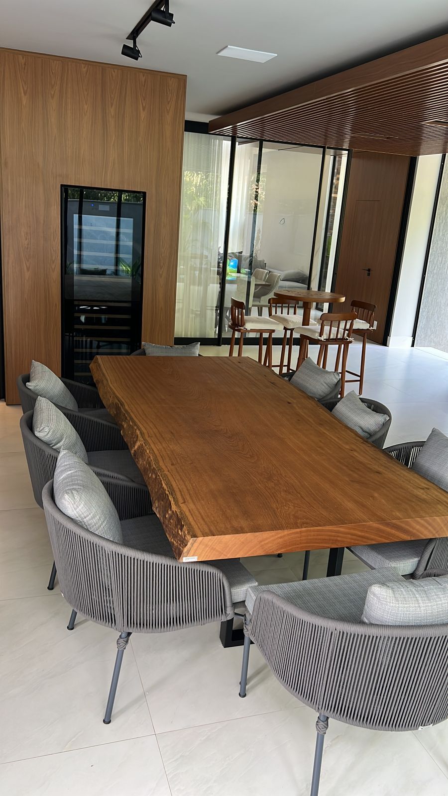 Conjunto Mesa de jantar Pequiá 220x90cm + 8 Cadeiras Veronas Cinza