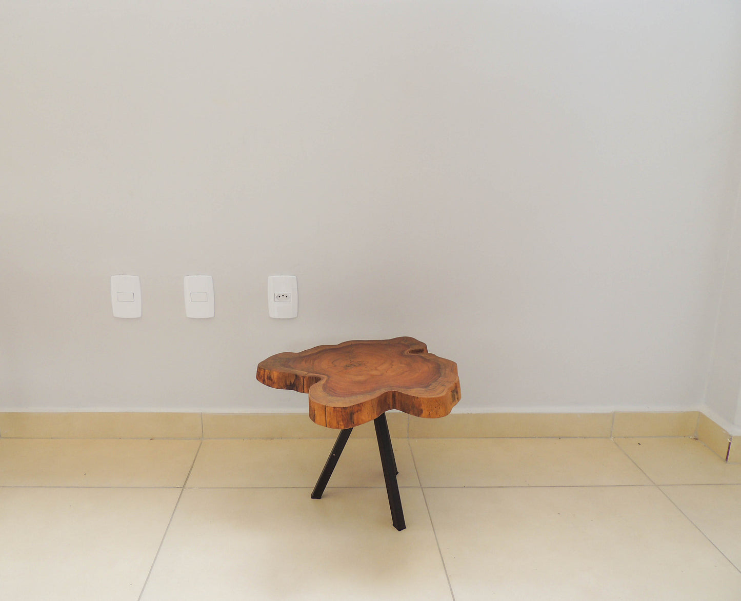 Mesa Lateral Rústica Tripé